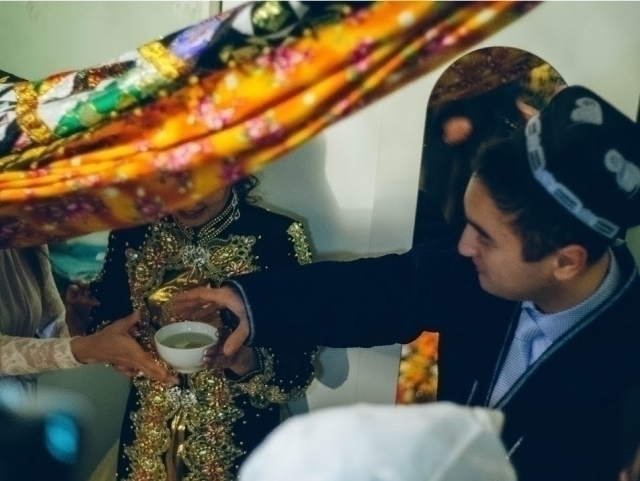 Anya jinsiy partiyalar Qiz kiyimda sikiladi