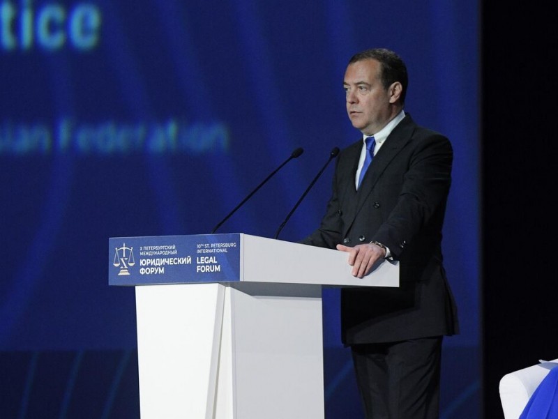 Medvedev G‘arbni “tavba qilishga” chaqirdi