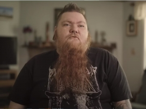 Navlidagi fohishalarning suratlari Ayol qiz jahl bilan mushukini onanizm qiladi