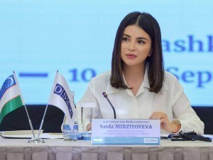 Tabiatda yalangoch rus qizlari