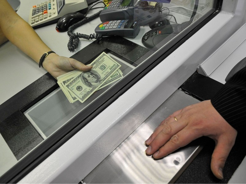 Россия банкларига фуқароларга нақд валюта сотишга рухсат берилди