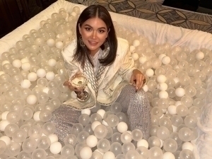 Porno: U uni sikadi va u qoshiq aytadi