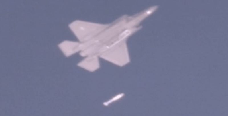 F-35A синов пайтида B61-12 ядро бомбасини ташлаш жараёни