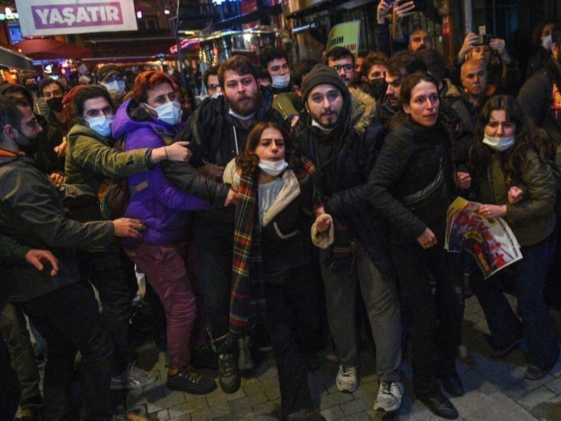 Lira qadrsizlanishi: Istanbulda 40 dan ortiq kishi hibsga olindi 