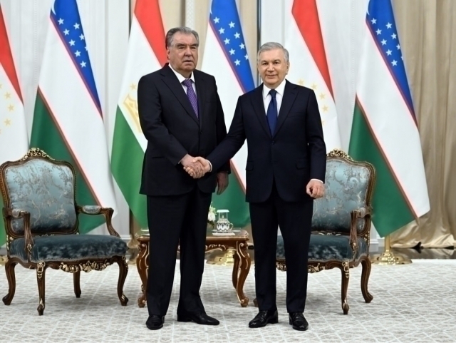 Президенти Узбекистон Шавкат Мирзиёев Президенти Тоҷикистон Эмомалӣ Раҳмон ва мардуми ин кишварро ба муносибати Рӯзи Истиқлолият табрик гуфт. Дар ин бора хадамоти матбуоти Президенти Тоҷикистон хабар дод. “Мӯҳтарам Эмомалӣ Шарифович! Ба муносибати ҷашни миллии Тоҷикистон – Рӯзи Истиқлолият, бо камоли хушнудӣ ба Шумо ва мардуми бародари тоҷик беҳтарин орзуҳои самимонаи худро ирсол медорам. Тоҷикистон пас аз ба даст овардани истиқлолият, таҳти роҳбарии хирадмандонаи Шумо ислоҳоти амиқи сиёсӣ ва иҷтимоию иқтисодӣ анҷом дод, корҳои бузурги бунёдкорӣ амалӣ гардид ва дар тамоми соҳаҳои ҳаёт натиҷаҳои баланд ба даст омаданд”, - омадааст дар паёми табрикии Мирзиёев. Ҳамчунин, Президенти Узбекистон қайд кардааст, ки ҳамчун мардуми бародар аз пешрафти босуръати Тоҷикистон, дастовардҳои дурахшони он дар сатҳи ҷаҳонӣ ва нуфузи афзояндаи байналмилалии ин кишвар бениҳоят хушнуд аст. Ӯ изҳори боварӣ кардааст, ки риштаҳои дӯстии байни мардумон минбаъд низ мустаҳкам хоҳанд шуд ва муносибатҳои шарикии стратегӣ ва иттифоқи байни ду кишвар, ки бар асоси анъанаҳои ҳамсоягии нек ва ҳамдигарфаҳмӣ бунёд ёфтаанд, ба таври мунтазам рушд хоҳанд кард. “Аз фурсат истифода бурда, ба Шумо, мӯҳтарам Эмомалӣ Шарифович, саломатии қавӣ, саодати оилавӣ ва дар фаъолияти пурмасъулияти давлатиатон пирӯзиҳои нав, инчунин ба мардуми бародари тоҷик сулҳ, шукуфоӣ ва пешрафти устувор орзу мекунам”, - гуфтааст Мирзиёев.
