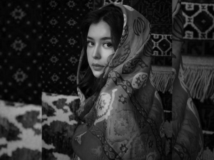 Rus pornosi: Ayol mushukni yalashga majbur boldi.