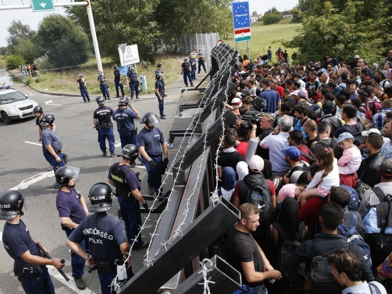 Европа давлатлари мигрантларни тўхтатиш учун тўсиқ қурмоқчи