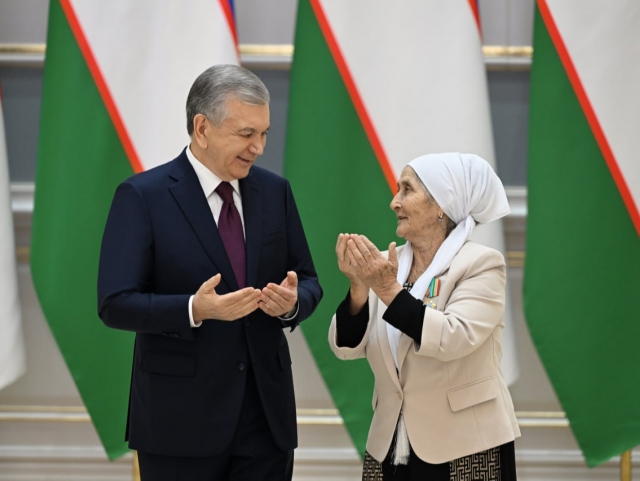 Onamning mushukini tomosha qiling