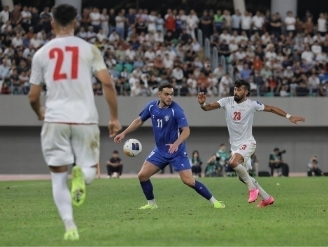 Имрӯз, 8 сентябр тими миллии Ӯзбекистон дар финали мусобиқаи CAFA Nations Cup-2025 ба муқобили тими миллии Эрон рақобат кард. Узбекистониҳо, ки аксарияти бозиро бо бартарии як бозингар гузаронданд, бо мушкилӣ пирӯзӣ ба даст оварданд. Дар дақиқаи 5-уми бозӣ довар бозигари эронӣ Аря Юсуфиро барои бозии дағалона нисбат ба Аббосбек Файзуллаев аз майдон хориҷ кард. Баъдан назорат ва бартарии бозӣ комилан ба дасти узбекистониҳо гузашт. Бо вуҷуди ташкили чандин ҳамлаҳо, дар қисми аввали бозӣ гол ба қайд гирифта нашуд.