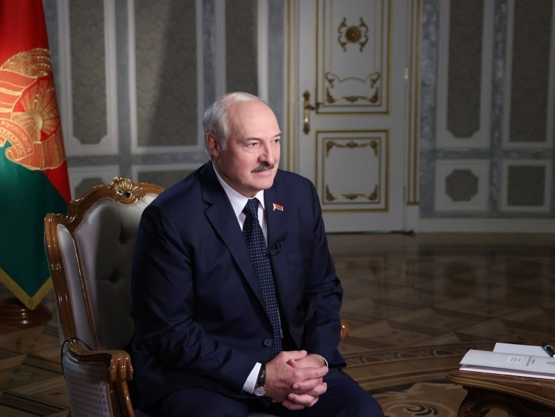 “Ayol kishi haqida gapirmayman”. Lukashenko Tixanovskayani muhokama qilishdan bosh tortdi 