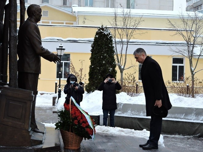Moskvada Islom Karimov haykali poyiga gulchambar qo‘yildi