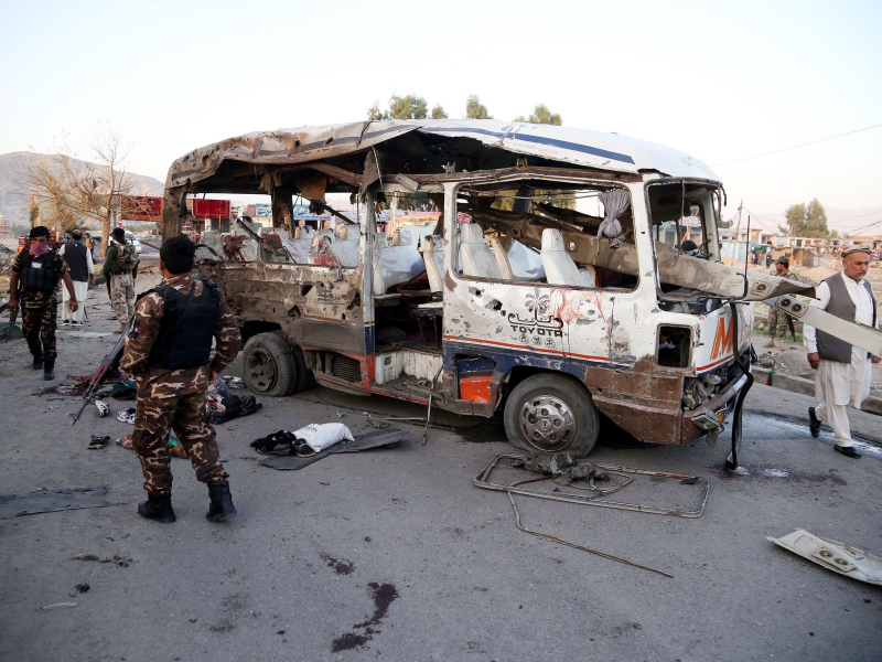 Навбатдаги теракт: Афғонистонда бир кун ичида иккинчи автобус портлатилди