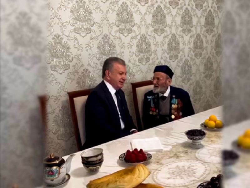 Mirziyoyev Ikkinchi jahon urushi qatnashchisining uyiga bordi (video)