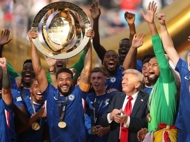 Kop erkaklar bittasini boglab, uni sikishdi.