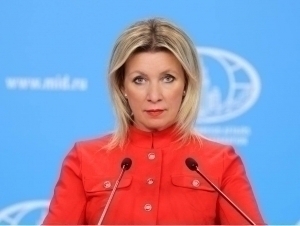 Yalangoch qizlar sutyen va külotsiz