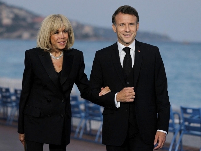 Guruh pornosida Aletta Balzak yoshidagi ayollar bilan yumshoq jinsiy aloqa