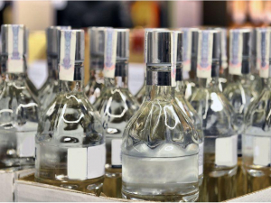 Qizlar bir yigitni siltab ketayotganini korishdi