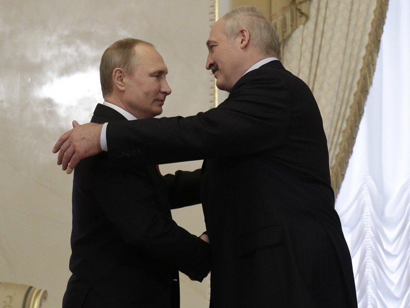 Лукашенко ҳар қандай қийинчиликда Путиннинг ёнида туришини айтди 
