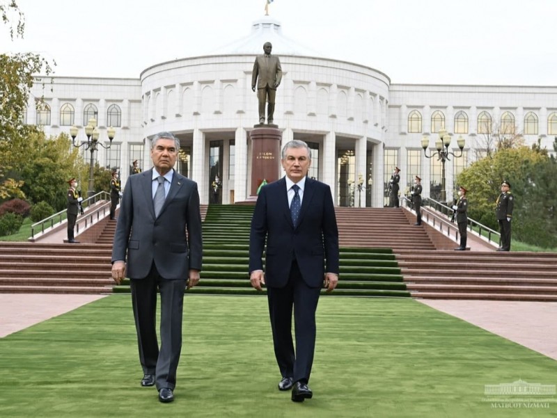 Berdimuhamedov Karimov haykali poyiga gul qo‘ygani “Oqsaroy”ga bordi