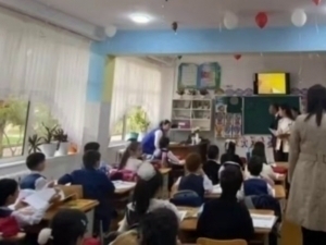 Kuyov qaynonasini paypaslab sikadi