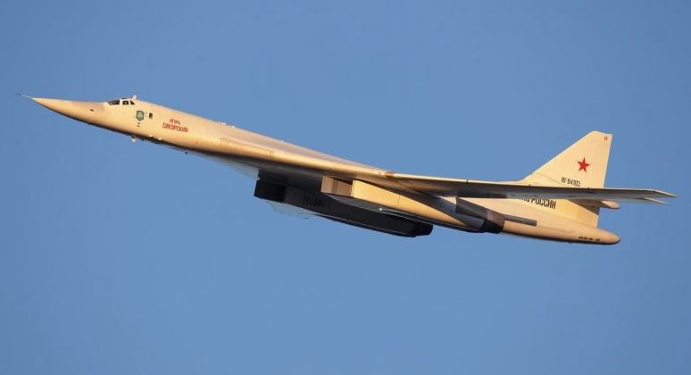 Россия Аэрокосмик кучларининг Ту-160 стратегик бомбардимончиси