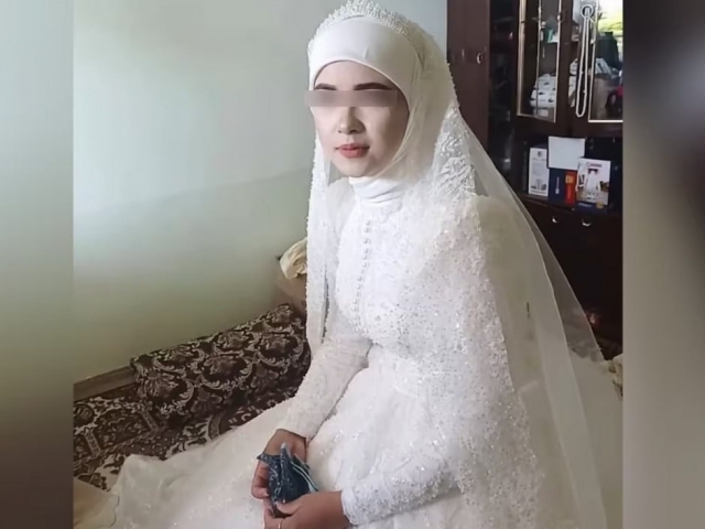 Dadasi va dugonasi qizini sikishadi Harbiy kiyimdagi yalangoch qizlar video