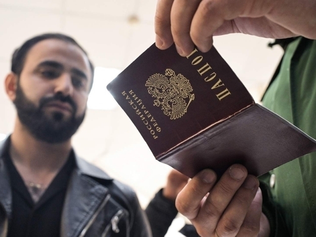 Erkak ayolni sikib ichkariga kirdi