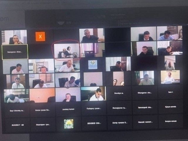 Oshxonada sexy yalangoch qiz