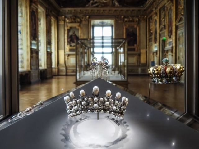 Qiz aslida veb-kamerada boladi.