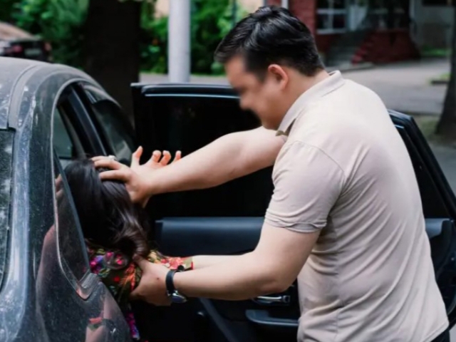 Katta eshak porno video Ular bir ayolni mast qilib, dugonasi bilan sikishgan.