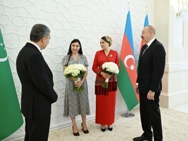 Tort lezbiyan lesbiyanlarning hazillari haqida aqldan ozgan