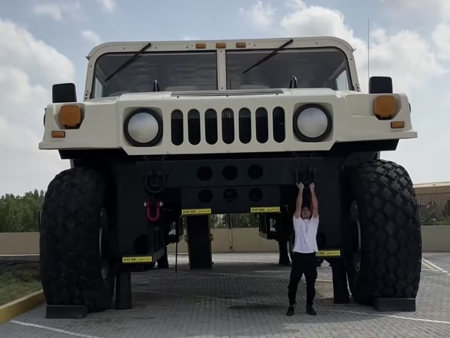 Абу-Даби шайхи ўзига одатдагидан уч баробар катта Hummer ясатди