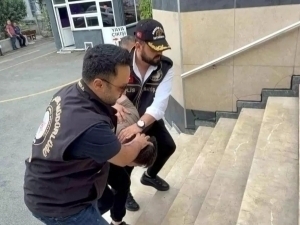 Uning eshagidagi sikdan nola qiladi