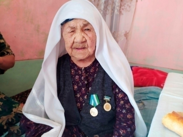 Erotik galereyani oldindan korish Tukli mushuk ichida Dik