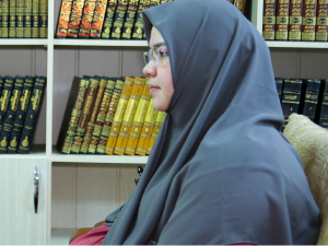 Tepadagi qiz uning mushukiga kiradi