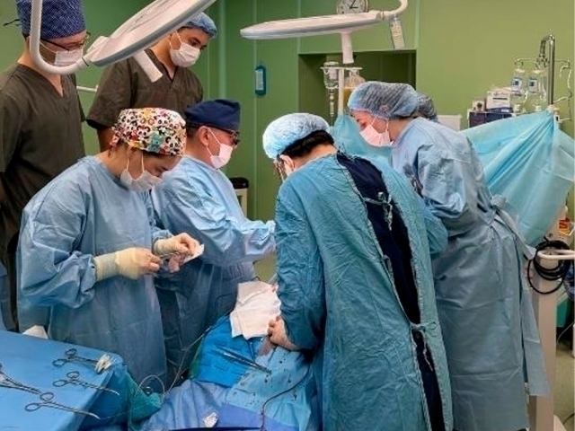 Qul bekasining eshagini yalaydi va tasmasini oladi