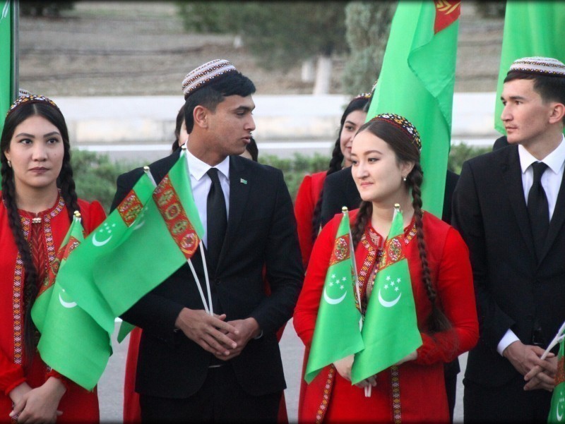 Turkmanistonda qo‘l ushlashib yurgan juftliklarni qo‘lga olish boshlandi