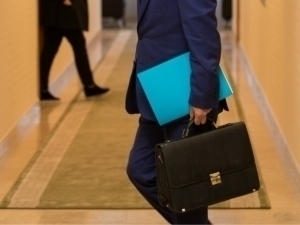 Dostimning xotini ikkalamizni ham sorishni yaxshi koradi.