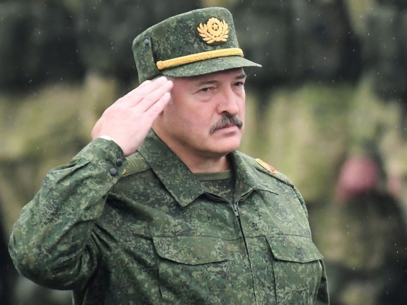 Lukashenko Ukraina harbiylariga qaysi davlat rahbarlik qilayotganini aytdi 