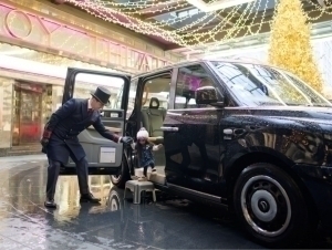 Qora yigit zinapoyada kaltakni sikadi Kichkintoy ayol siyayotgani videosi