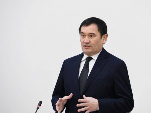 U shunday pastga chokkalab otirdiki, uning külotlari korinib qoldi.