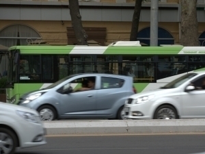 Stol ostidagi oyoqlar orasiga qarash Yapon porno hazil