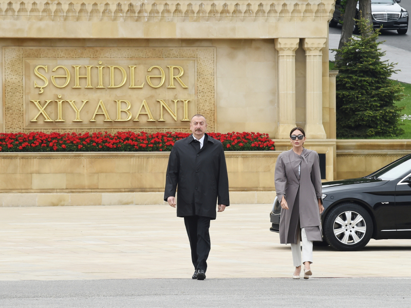 Aliyev rafiqasi bilan II Jahon urushi qahramonining qabrini ziyorat qildi