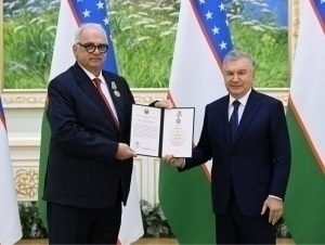 Mirziyoyev awards the head of United World Wrestling with an order