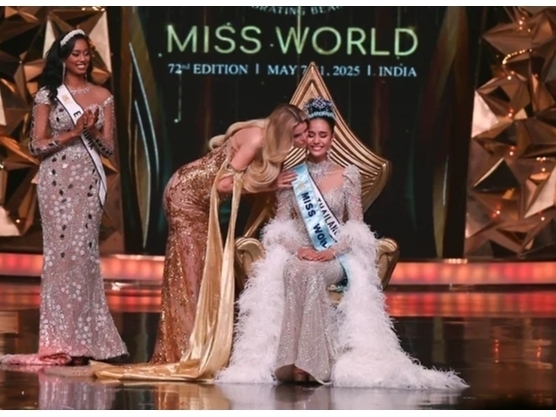 Yosh talaba piknikda sinfdoshlari bilan jinsiy aloqa qilmoqda