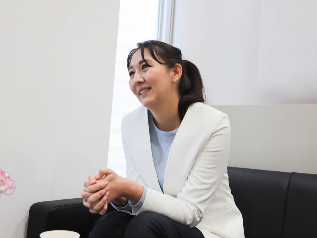 Ogziga, kokragiga, dikiga, koz yoshlariga külot toldirdi Yashirin kamera ayollar hojatxonasini kozdan kechirmoqda